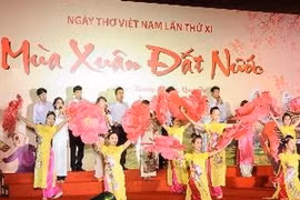 Un programme artistique à l'occasion de la Journée de la poésie vietnamienne. (Photo: Minh Duc/AVI)