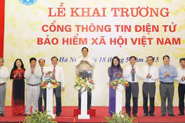 Le Premier ministre Nguyên Tân Dung (centre) à la cérémonie d’inauguration du portail de la sécurité sociale du Vietnam. (Source: VNA)