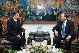 Le vice-PM Nguyen Xuan Phuc reçoit Andre Leu, président de la Fédération internationale des mouvements de l'agriculture biologique. Photo : VNA