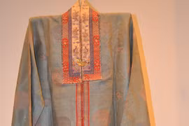 L'exposition présente d'anciens "ao dai" que la cour impériale de Huê a remis à la famille de Thai Kim Lan il y a un siècle environ. (Source : VNA)
