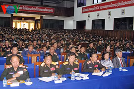 Les délégués participent à un meeting en l'honneur de la 39e Fête nationale du Laos, vendredi à Hanoi. Photo : VOV