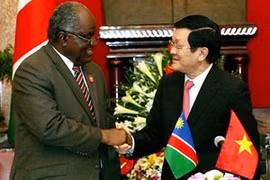 Le président du Vietnam Truong Tan Sang (droite) et son homologue namibien, Hifikepunye Pohamba. (Source: VNA)
