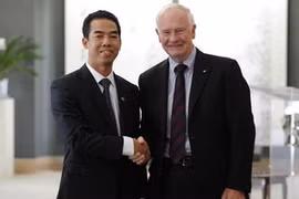Le gouverneur général du Canada, David Lloyd Johnston et l'ambassadeur du Vietnam Tô Anh Dung (Source: VNA)