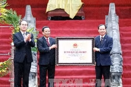 Le vice-Premier ministre Nguyen Thien Nhan remet le certificat aux dirigeants de la province de Thanh Hoa. (Photo: Minh Duc/VNA)