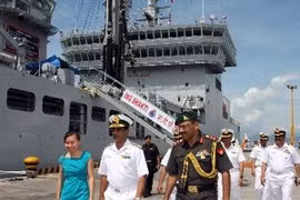 Les officiers de la Marine indienne arrivent au port de Tien Sa. Photo : Le Lam/VNA