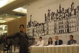 Un modèle de la styliste Minh Hanh qui sera présenté à Chambord en France. (Source: VNA) 