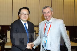 Le chef de la Commission des Relations extérieures du Comité central du Parti communiste du Vietnam, Hoang Binh Quan et M. Andrey Klimov. 
