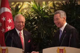 Le Premier ministre singapourien Lee Hsien Loong (droite) et son homologue malais Najib Razak.