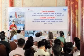 La cérémonie d'achèvement de la restauration des motifs de l'intérieur du pavillon Ta Vu de la Cité impériale de Hue. Photo : Quoc Viet/VNA