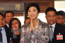 L'ex-Premier ministre thaïlandaise Yingluck Shinawatra (centre). (Source: AFP/TTXVN)