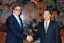 Le vice-Premier ministre Vu Van Ninh et le président du Fonds d'investissement américain Harbinger Capital, Philip Falcone. (Source: Internet)