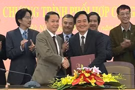 Le directeur général de l'Agence vietnamienne d'Information, Nguyen Duc Loi, et le recteur de l'Université nationale de Hanoi, Phung Xuan Nha (Source: VNA)