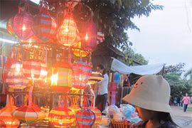 Une petite fille s'intéresse aux lanternes de couleur vive de Hôi An, province de Quang Nam (Centre). 