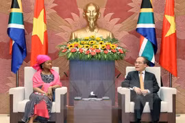 Le président de l'Assemblée nationale (AN) vietnamienne Nguyen Sinh Hung et la présidente de l'AN d’Afrique du Sud Baleka Mbete. 