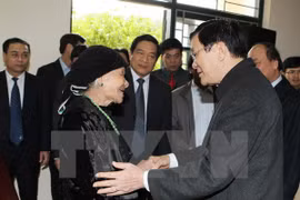 Le président du Vietnam Truong Tân Sang a remis le 9 mars des cadeaux à des foyers démunis de communes de sept provinces frontalières du Nord. (Source : VNA)