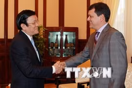 Le président du Vietnam, Truong Tan Sang et l'ambassadeur du Panama, Eduardo Antonio Young Virzi (Source: VNA)