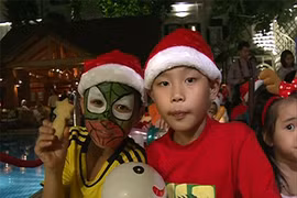 Les enfants venus pour l’occasion, plus spécialement ceux de l’Orphelinat de Birla à Hanoi, attendent la cérémonie avec impatience. (Source : VNA)