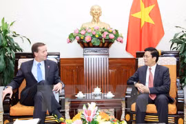Le vice-ministre des Affaires étrangères Ha Kim Ngoc reçoit Gonzalo Koncke Pizzorno, président du Conseil d'administration de l'ONU Femmes. (Photo : VNA)