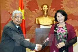 La vice-présidente de l’Assemblée nationale du Vietnam Nguyen Thi Kim Ngan a reçu vendredi à Hanoi l'auditeur général du du Népal, Bhanu Prasad Acharya. (Source : VNA)