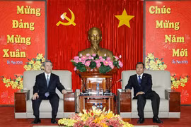 Le président du Comité populaire de Binh Duong, Tran Van Nam (droite), et le président du Groupe Tokyu, Koshimura Toshiaki. Photo: journal de Binh Duong