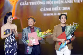 Le réalisateur Nguyen Khoa Nam (droite) et le scénariste Nguyen Qui Dung reçoivent le cerf-volant pour meilleur réalisateur et meilleur scénariste du film télévisé. (Source : VNA)