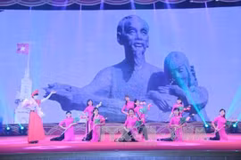 La cérémonie de lancement du programme "Tourisme rouge - Suivre les traces du Président Hô Chi Minh" et du Festival populaire frontalier Vietnam-Chine qui a eu lieu le 17 mai dans la ville de Long Zhou, province du Guangxi (Chine). Photo : VNA
