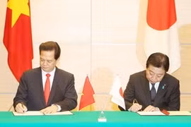 Le Premier ministre Nguyen Tan Dung et son homologue japonais Noda Yoshihiko signent la Déclaration commune Vietnam-Japon (Photo: Duc Tam/AVI) 
