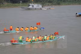 Course de bateaux dans la fleuve Ma. Photo: VNA