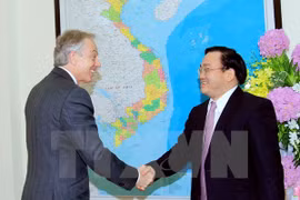 Le vice-Premier ministre Hoang Trung Hai et l'ancien PM britannique Tony Blair. Source: VNA