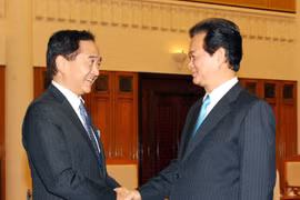 Le PM Nguyen Tan Dung et le gouverneur de la Préfecture de Kanagawa, Kuroiwa Yuji. (Source: VNA)