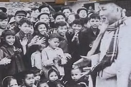 Dans les yeux des enfants vietnamiens, l’Oncle Hô est comme un génie. Photo: VTV.