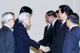 L'Empereur du Japon Akihito reçoit le Premier ministre Nguyen Tan Dung (droite) et les chefs de délégations . (Photo: Duc Tam/AVI)