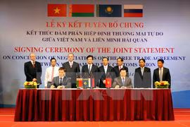 Signature de la Déclaration commune sur la fin des négociations sur l'Accord de libre-échange entre le Vietnam et l'Union douanière Russie-Biélorussie-Kazakhstan. (Photo: Đuc Tam/VNA)