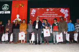 Le vice-PM Nguyên Xuân Phuc offre des cadeaux du Têt traditionnel aux personnes démunies du district montagneux de Dakrong. Photo: VNA