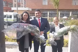 Des Vietnamiens à Madagascar allant déposer des gerbes de fleurs à la statue monumentale du Président Hô Chi Minh dans cet Etat. (Source : VNA)