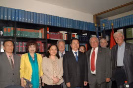 Photo de souvenir entre la direction de l'Association d'amitié Vietnam-Allemagne et celle de l'Association Allemagne-Vietnam. (Source : VNA)