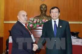 Le vice-président et secrétaire général du Comité central du Front de la Patrie du Vietnam Vu Trong Kim et M. Dario Vivas, membre du Bureau politique et vice-président du Parti socialiste unifié du Venezuela. Photo/VNA