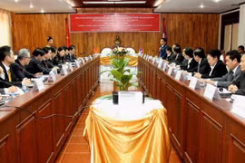 Séance de travail entre la délégation de l'Audit d'Etat du Vietnam avec des responsables de l'Audit d'Etat du Laos. Photo : VNA