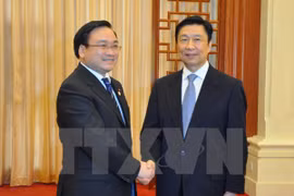 Le vice-Premier ministre vietnamien Hoàng Trung Hai (gauche), a eu une entrevue avec le vice-président chinois Li Yuanchao. (Source : VNA)