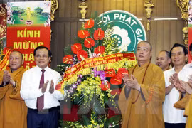Le secrétaire du Comité du Parti de Hanoi, Pham Quang Nghi présente ses meilleurs voeux à l'Eglise bouddhique du Vietnam. Photo: VNA