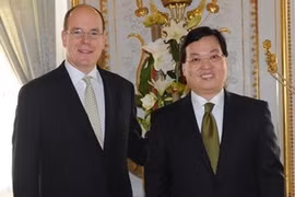 Son Altesse Albert II de la Principauté de Monaco et l'ambassadeur Duong Chi Dung. (Photo: Le Ha/AVI)