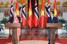 Le Premier ministre Nguyen Tan Dung et son homologue norvégienne Erna Solberg, rencontrent la presse après leur entretien. Photo: VNA