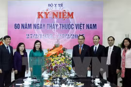 Le président du Front de la Patrie du Vietnam, Nguyen Thien Nhan et les dirigeants du secteur de la santé. (Source: VNA)