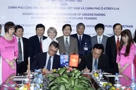 La signature d'un accord sur la coopération Vietnam- Australie dans l'éducation et la formation. Photo : Minh Quyet/VNA