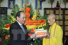 Le vice-Premier ministre Nguyen Xuan Phuc a rencontré jeudi à Hanoi le président du Conseil du Sangha de l'Église bouddhique du Vietnam, Thich Pho Tue. (Source : VNA)