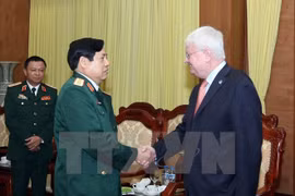 Le général Phung Quang Thanh et le secrétaire général adjoint de l’ONU chargé des activités de maintien de la paix, Hervé Ladsous. 