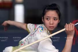 Duong Thuy Vi, la fille en or du wushu vietnamien. Photo : VNA