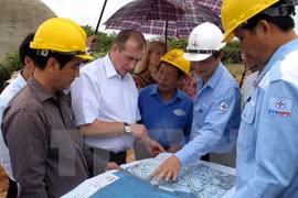 Des experts examinent la zone de construction de la centrale nucléaire 1 à Ninh Thuan. Photo: VNA