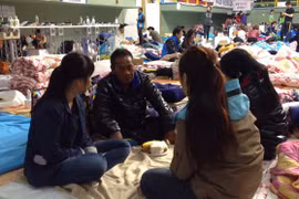 Des Viêt kieu en République de Corée sont rendus visite la famille de Phan Ngoc Thanh. Photo : VNA 