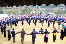 Une fête traditionnelle populaire à Bac Hà. Photo: Nguyên Thang/VNA
